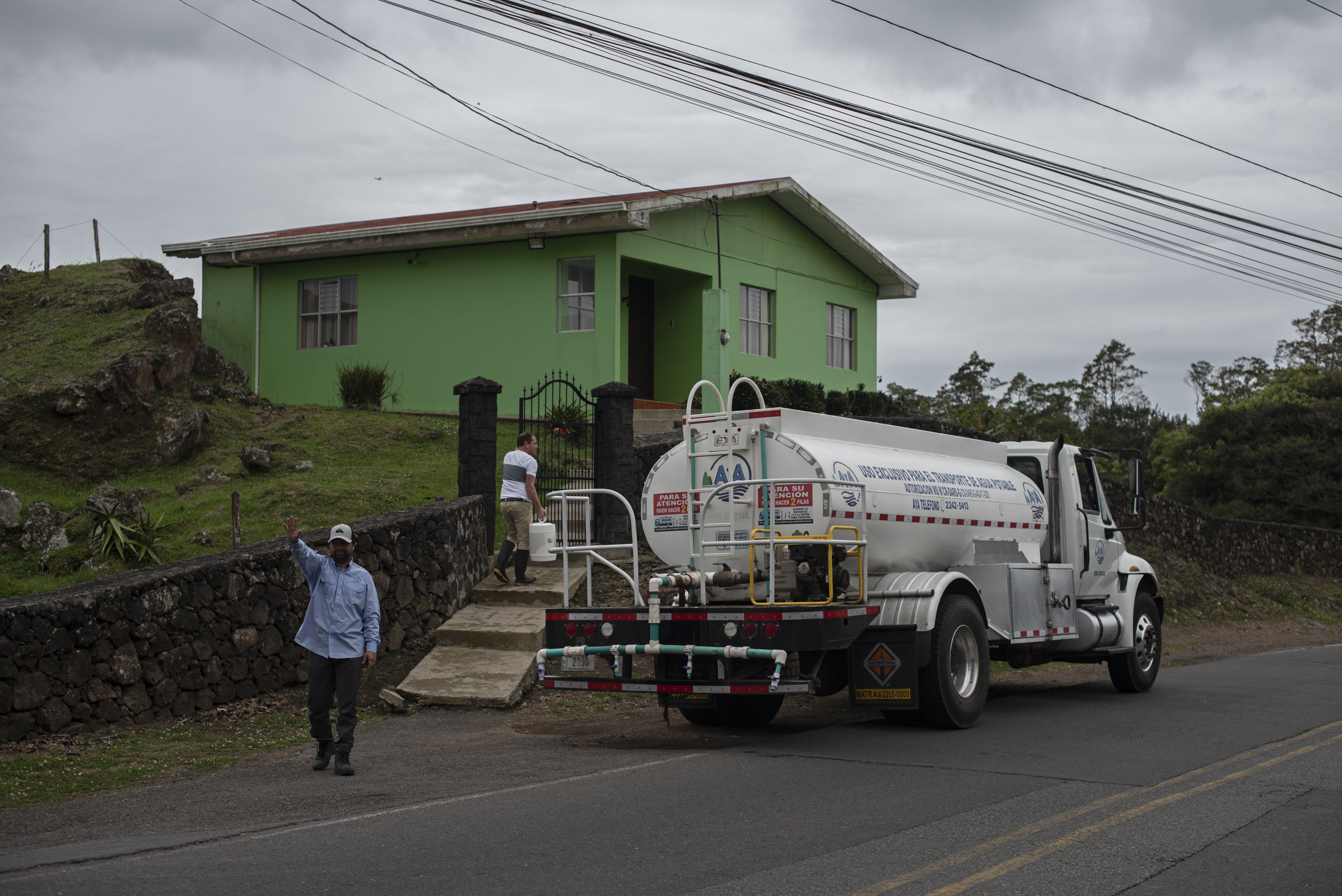 Wegen der Wasserverschmutzung mit Chlorothalonil müssen die Behörden von Costa Rica der Bevölkerung von Cipreses und Santa Rosa Trinkwasser per LKW liefern.