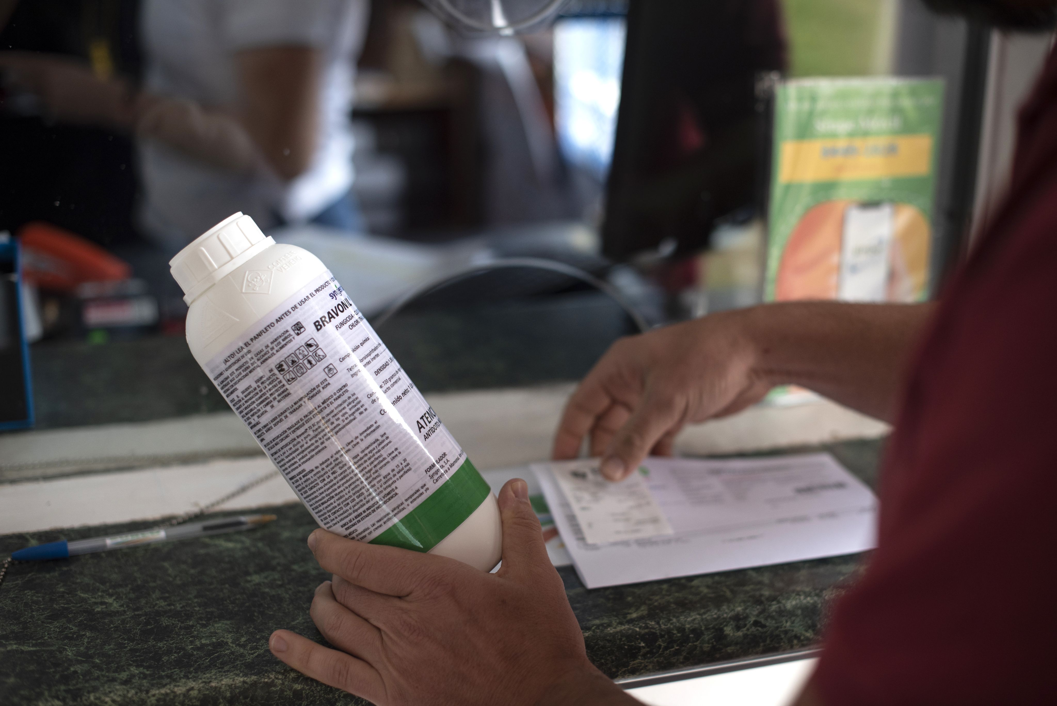 Chlorothalonil is available over the counter in Cipreses. A bottle of Bravonil costs US$25.