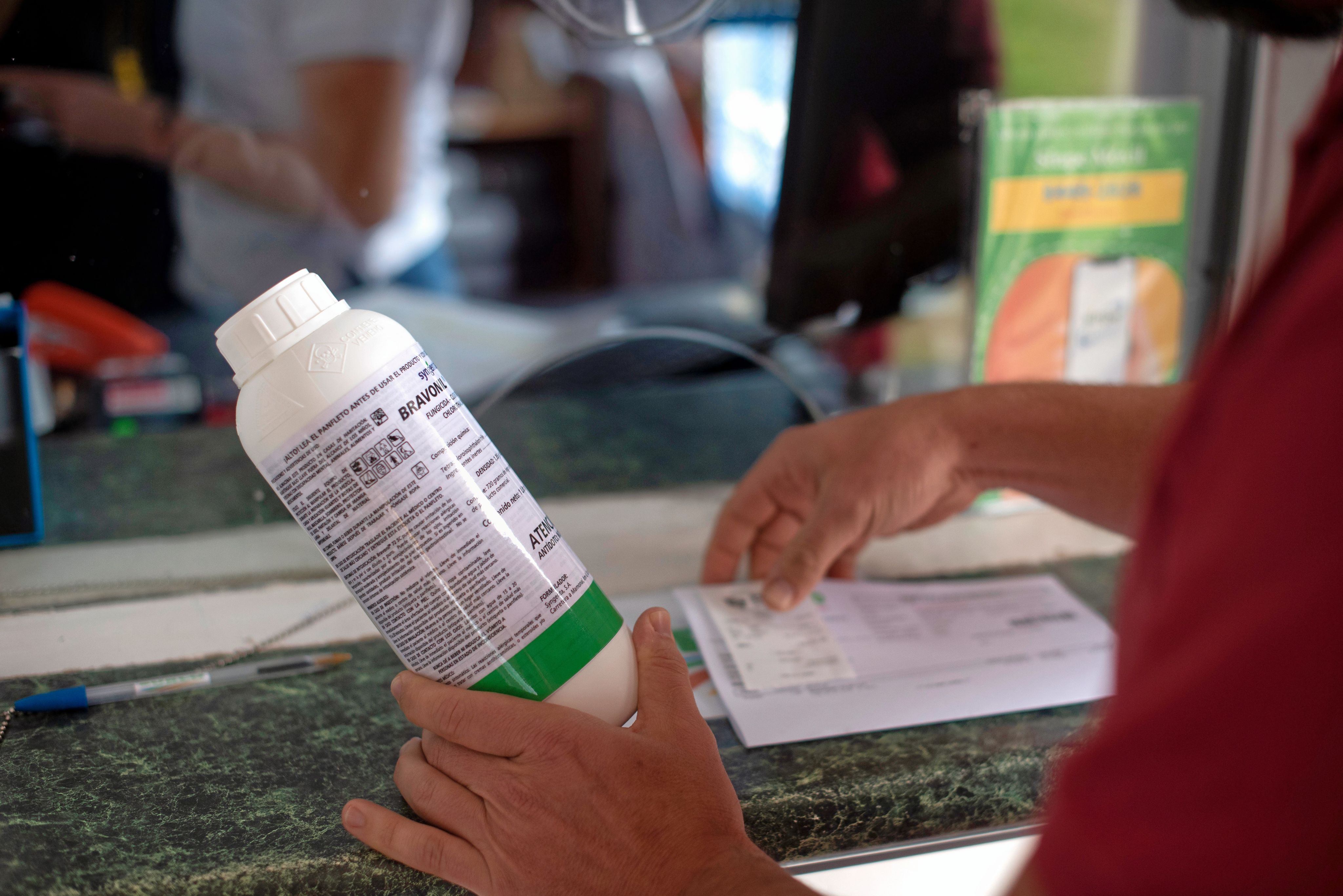 Le chlorothalonil est en vente libre à Cipreses. Une bouteille de Bravonil coûte 25 dollars US.