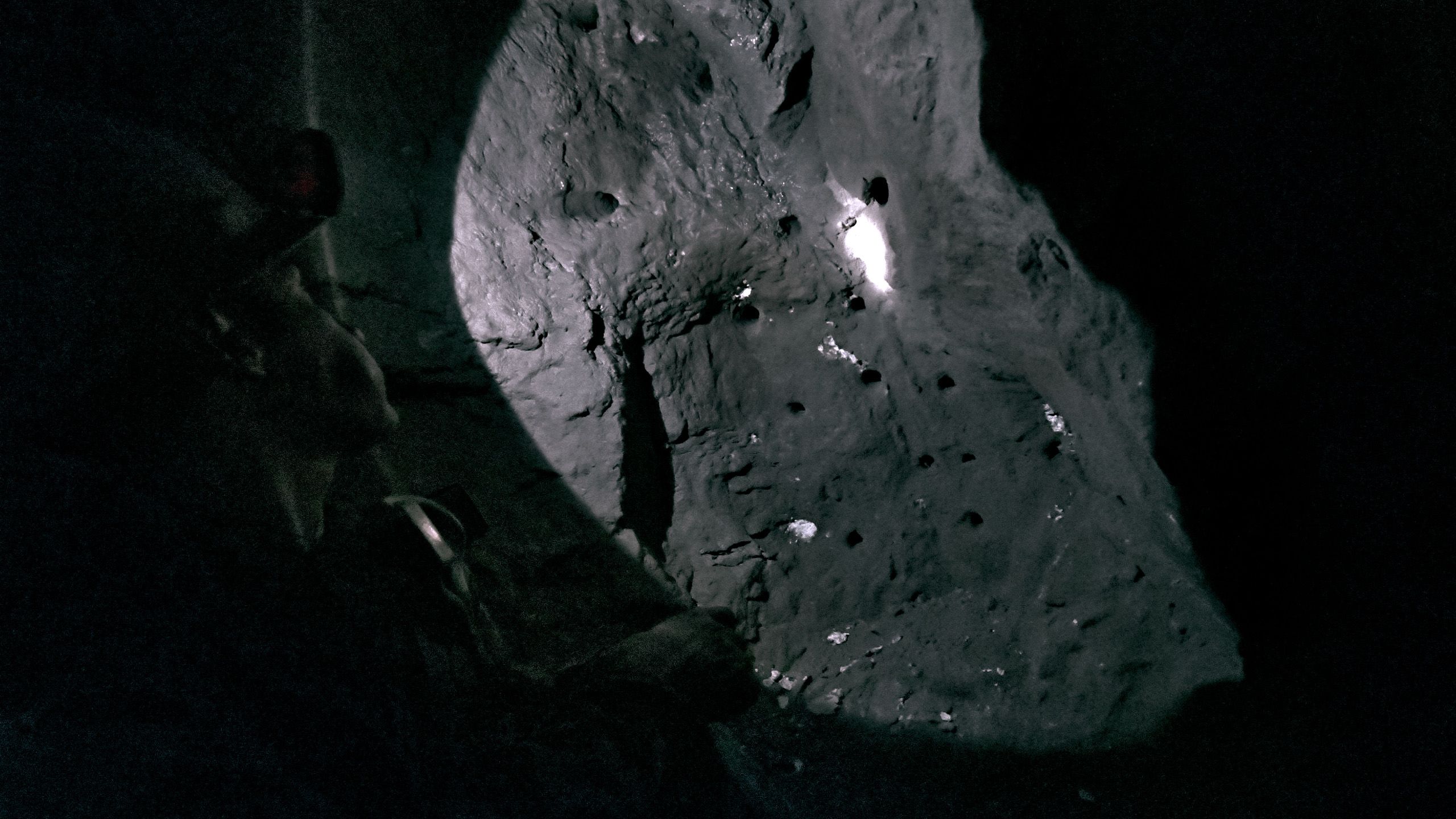 De petits trous d'un diamètre d'environ 1 à 2 cm. sont percés dans un mur de pierre.