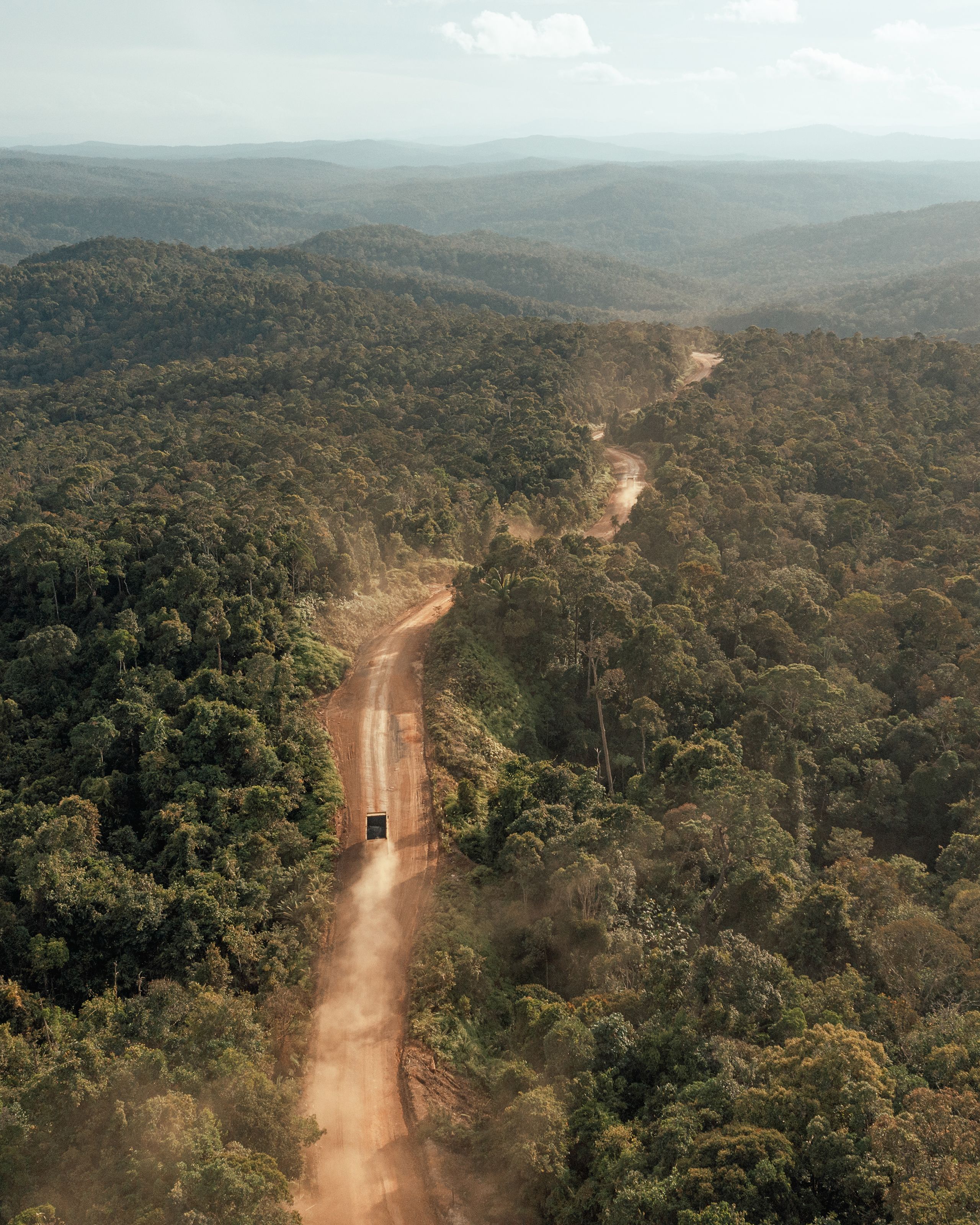 Les nuages de poussière levés par les camions transportant le charbon de Borneo Prima sont visibles au loin.