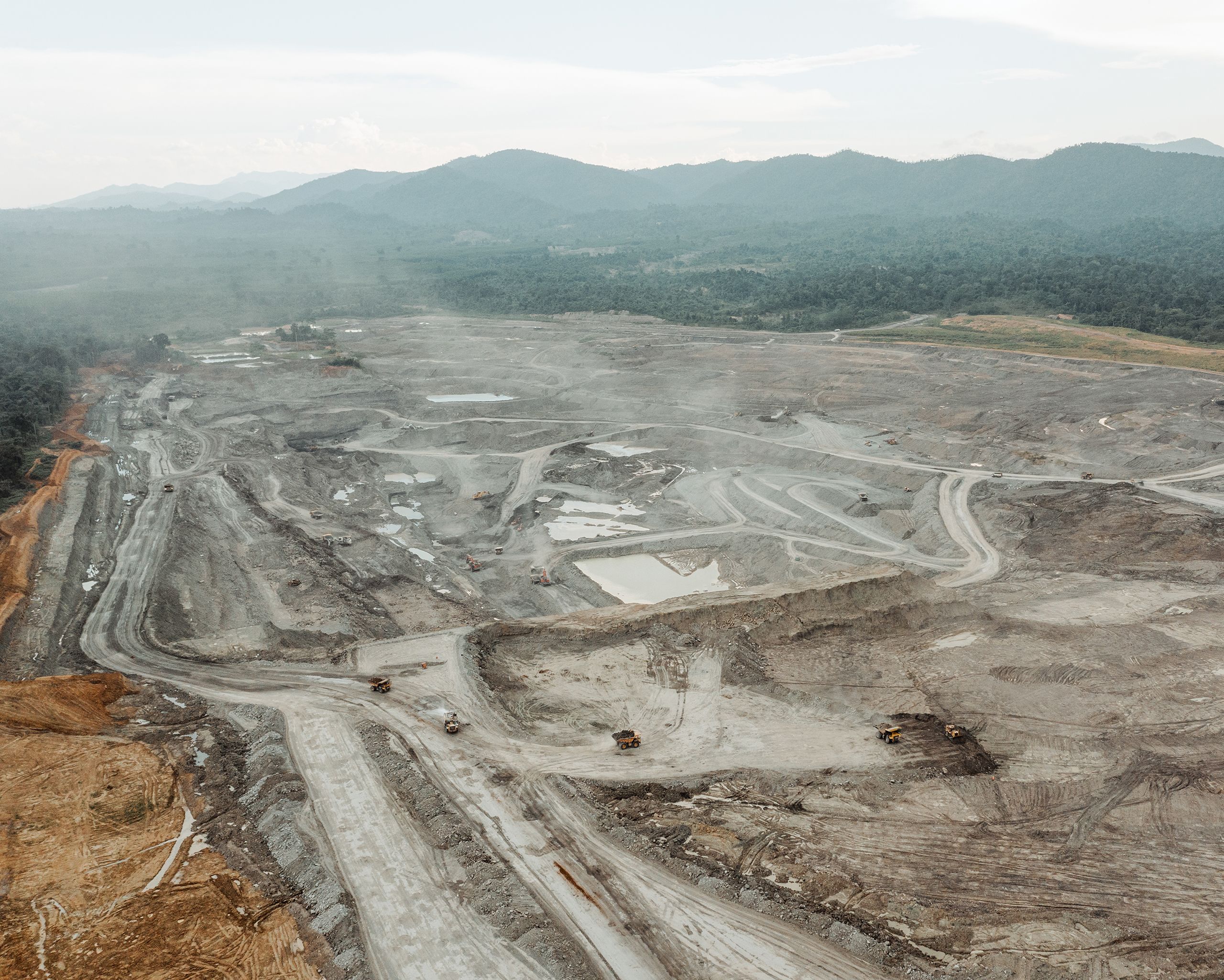 Mercuria a racheté cette mine de charbon du sud du Kalimantan. Après une décennie d’exploitation, la société genevoise assure qu'elle se trouve désormais en fin de vie. Sur place, on n’en est pas si sûr.