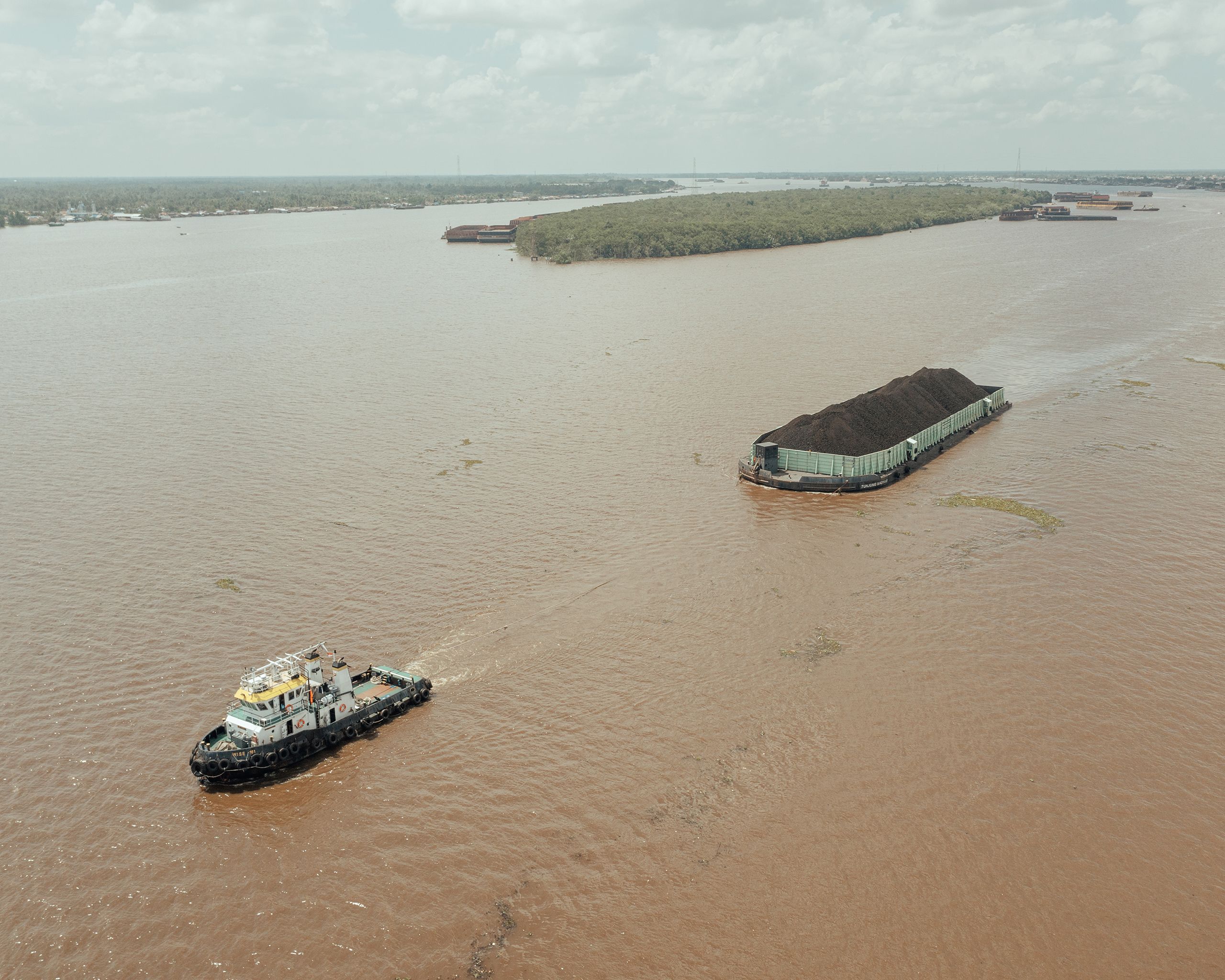Dans un territoire morcelé, la plupart des mines indonésiennes se situent à proximité d’un cours d’eau. Le charbon est convoyé sur ce type de barges avant de rejoindre des centrales thermiques ou usines sidérurgiques.