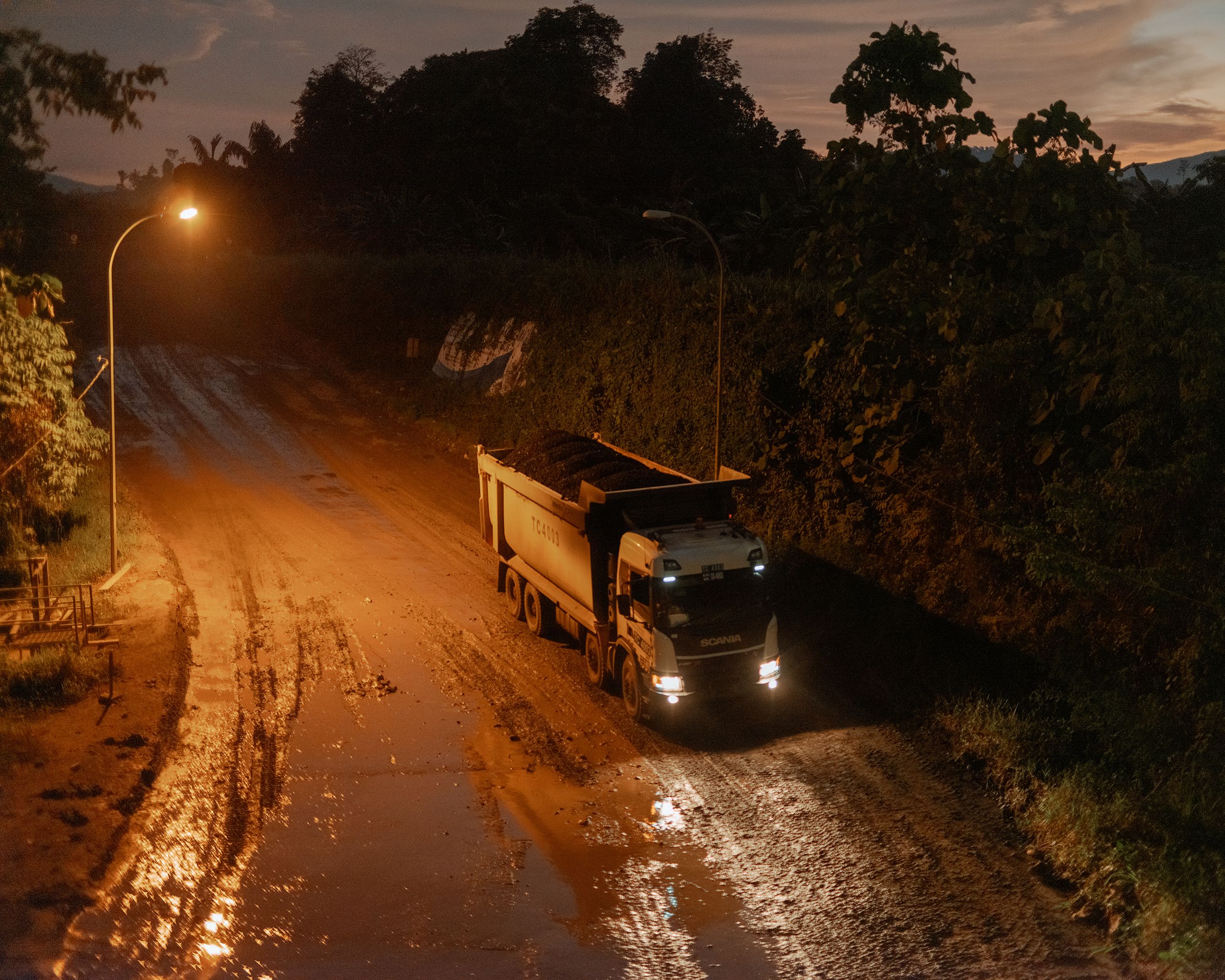 Mercuria possède sa propre flotte de camions pour transporter ses mineurs de charbon 24h/24.