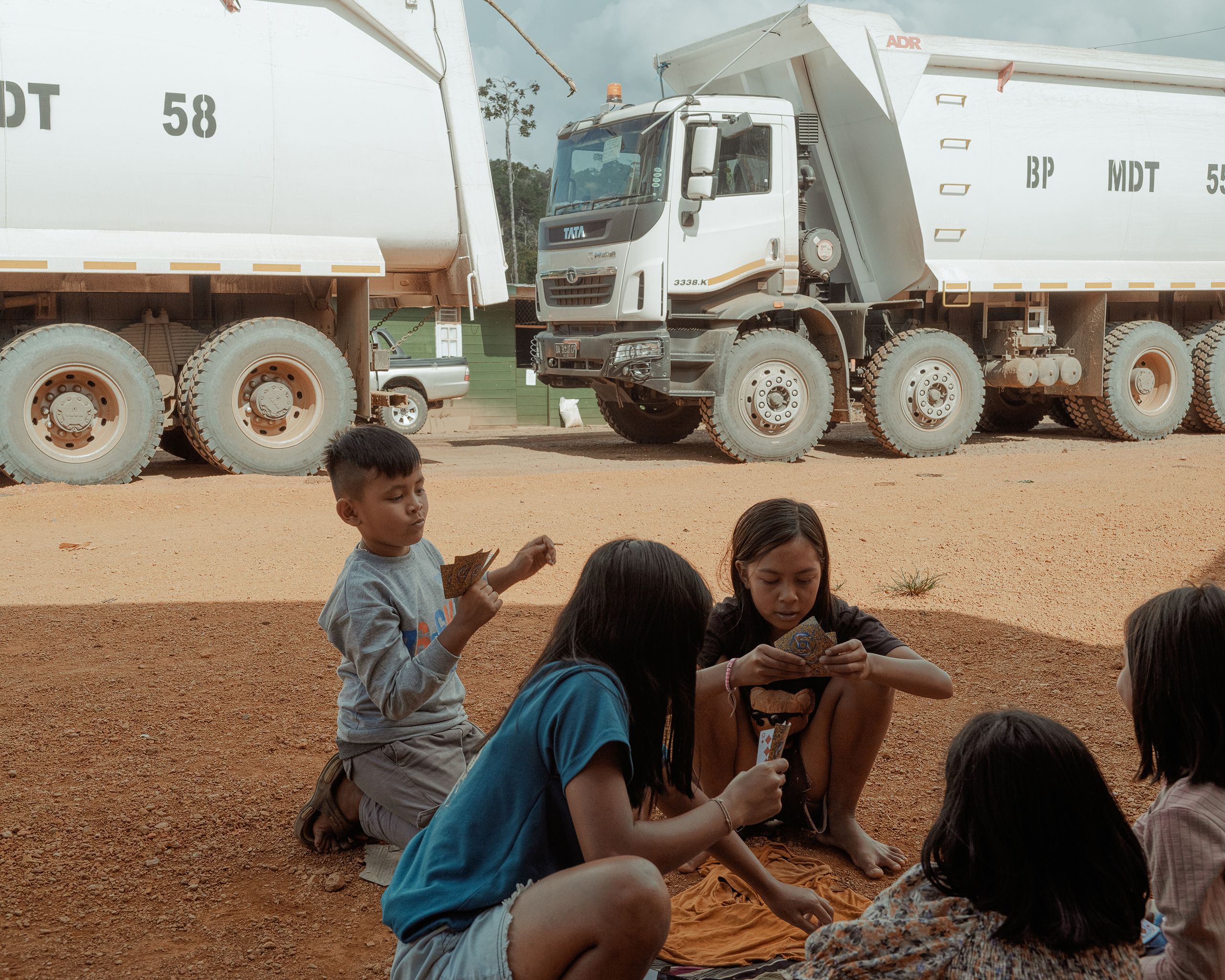Le camp des travailleurs de Borneo Prima se situe à quelques dizaines de kilomètres de Tumbang Olong. Le site est en permanence congestionné par la vaste flotte de camions de la société minière.