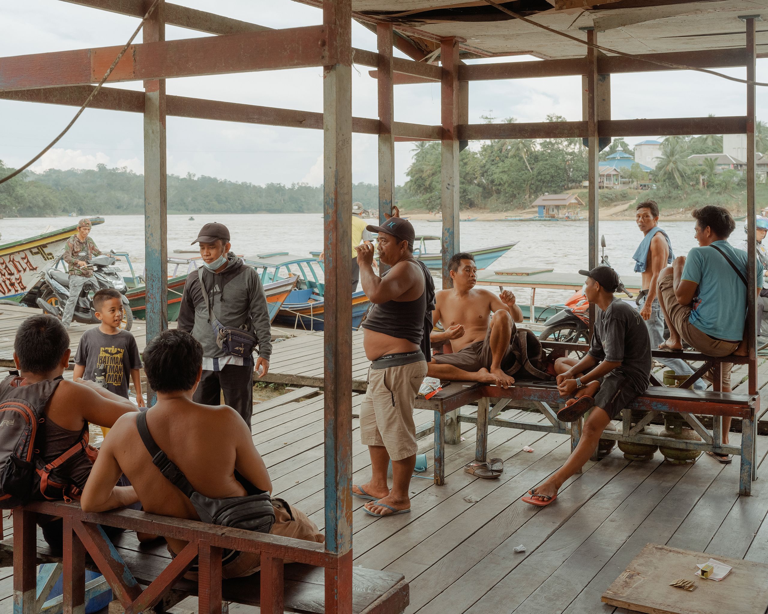 C’est sur la rivière Barito que le charbon de Borneo Prima est charrié en direction de la mer. Le port de Puruk Cahu accueille également des pêcheurs et des chercheurs d’or.