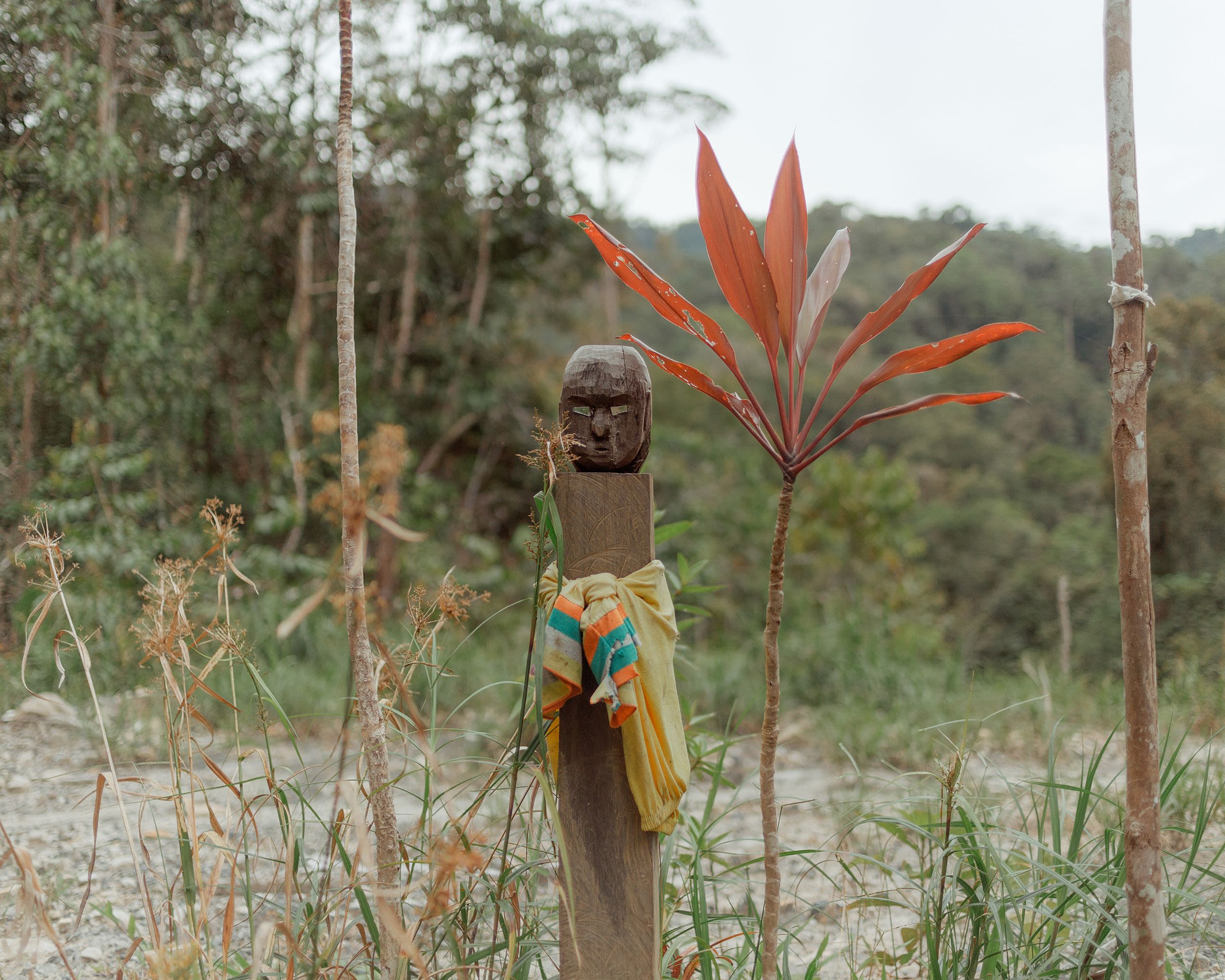 Le tokahan de la tante de Dewi Sertika est situé dans le périmètre de la mine. Dans les croyances dayakes, c’est dans ces mâts sculptés que repose l’âme des défunt·e·s.
