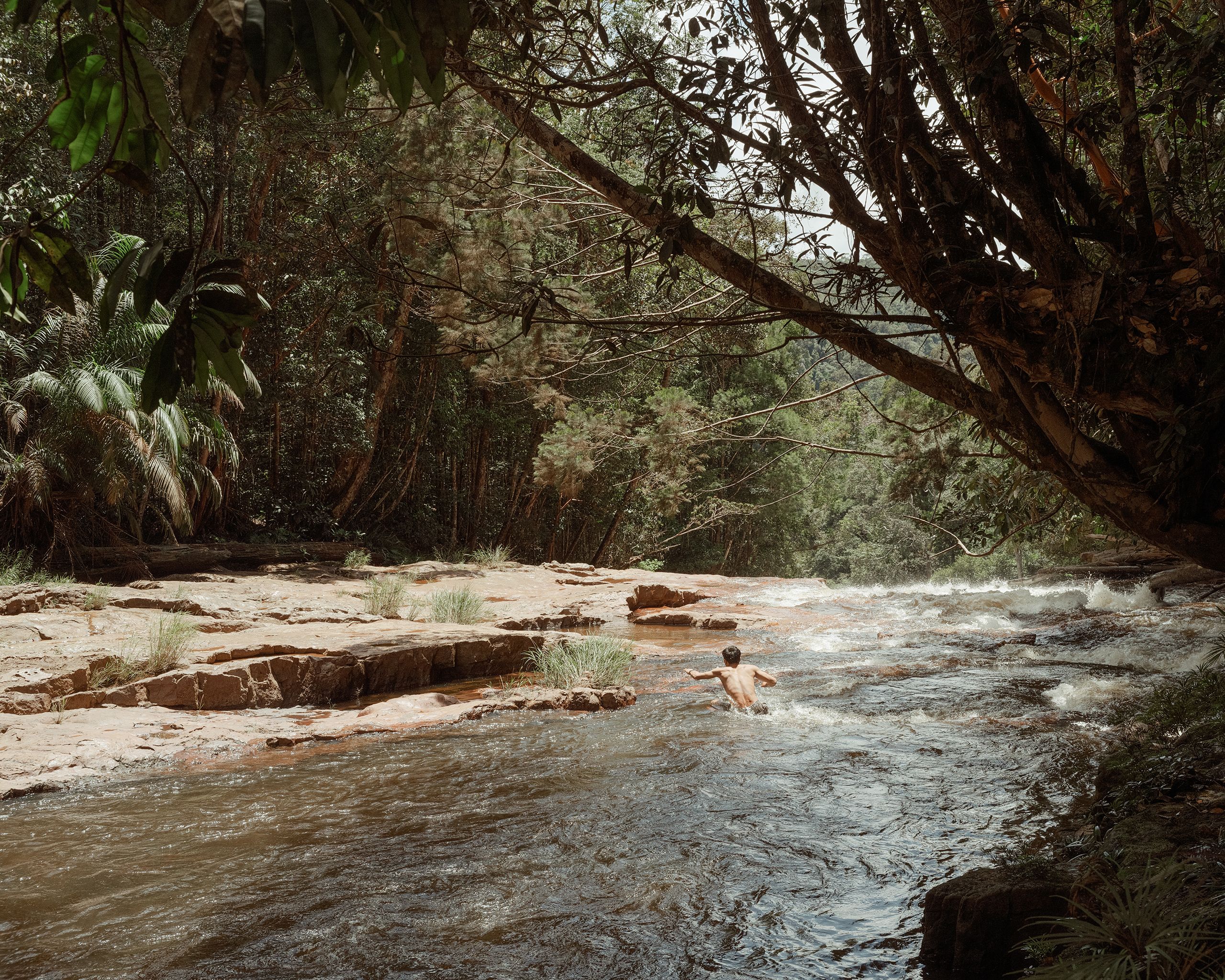 Faute d’accès à l’eau courante, ce sont les rivières qui fournissent tous les besoins quotidiens. La contamination des eaux par l’exploitation minière représente un risque majeur.