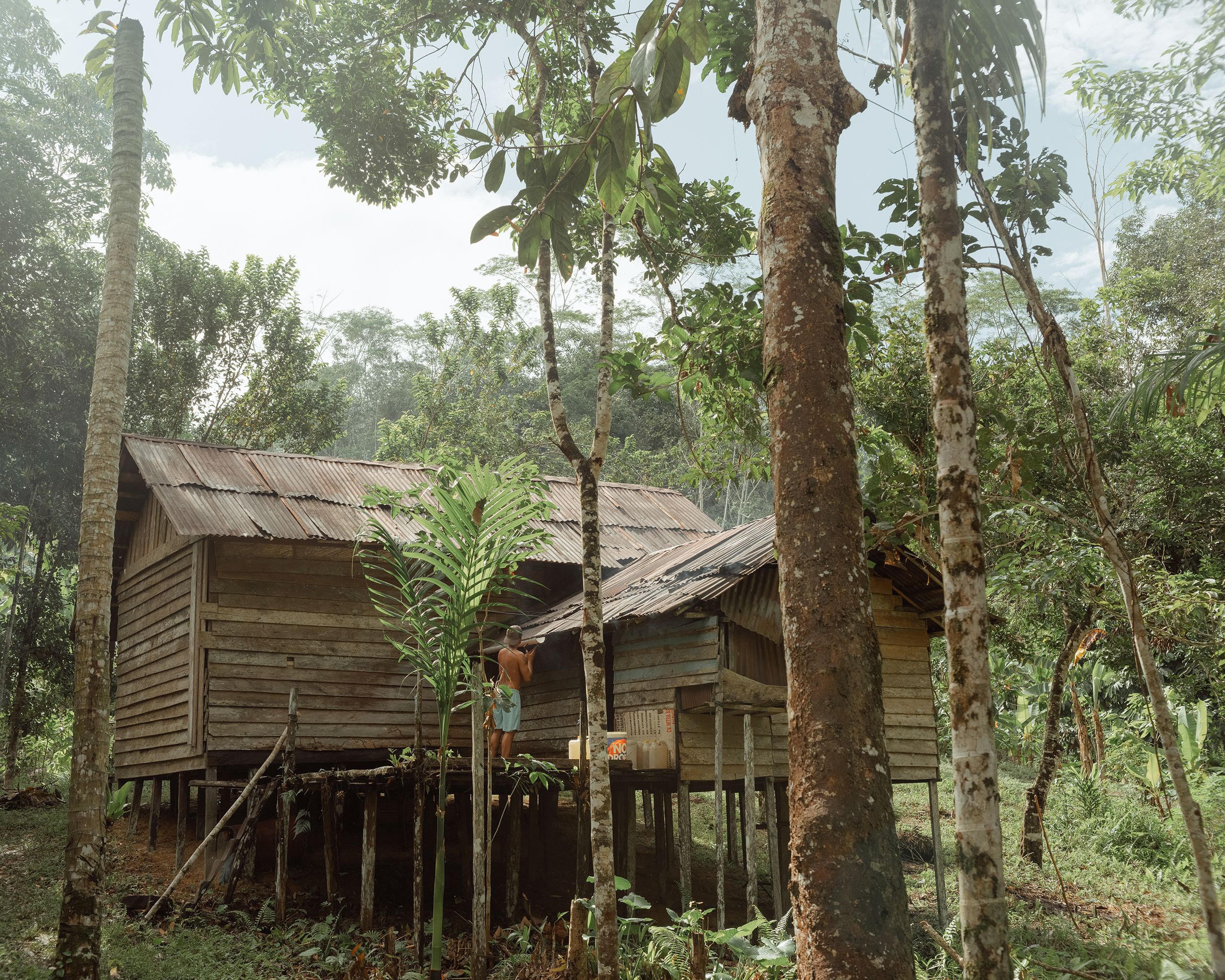 À Tumbang Olong, village dépourvu d’électricité et d’eau courante, la plupart des habitations sont des huttes en bois.