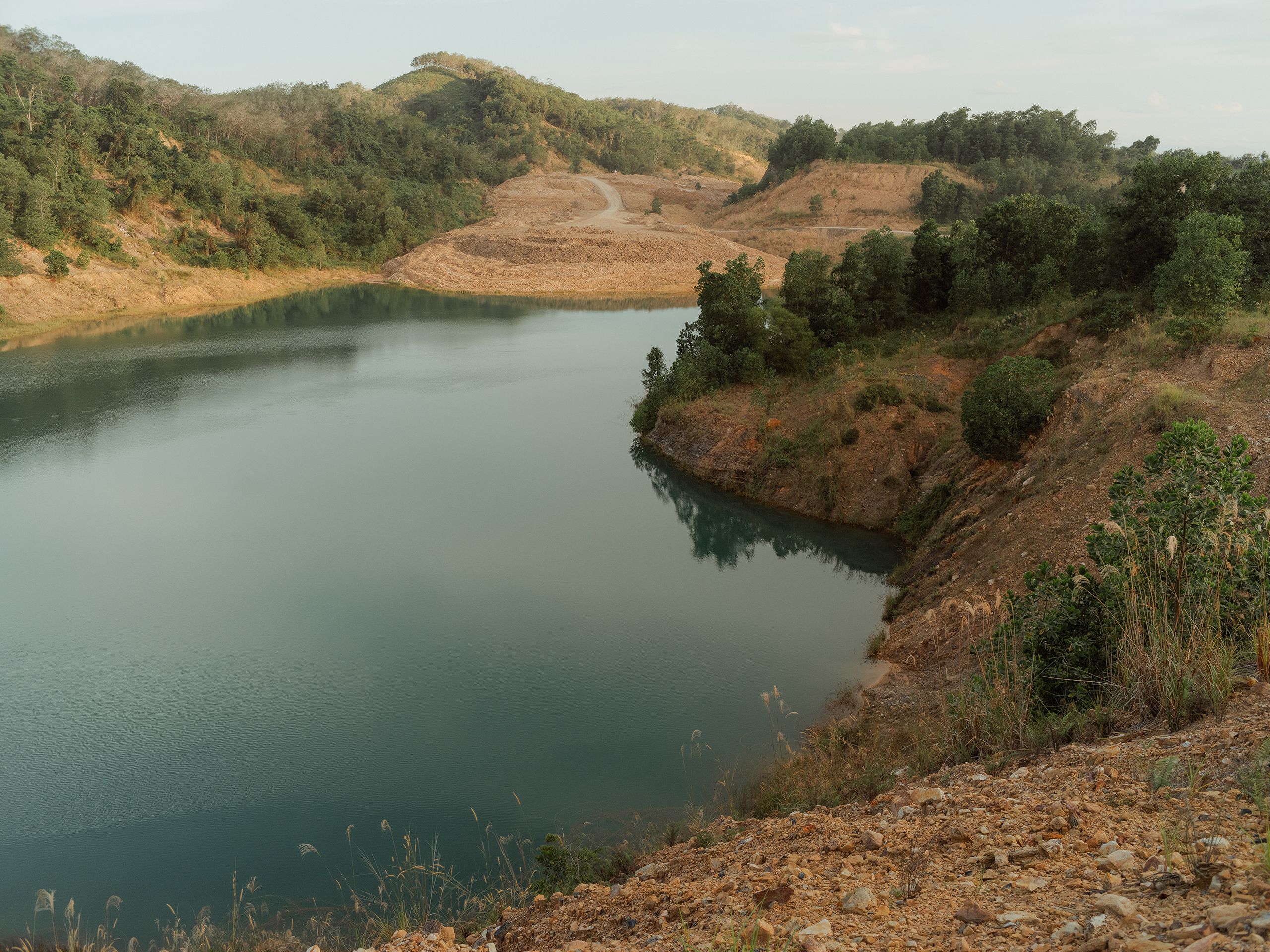 Lorsque le cours du charbon baisse, certaines mines sont simplement abandonnées. L’eau de pluie convertit les puits en lacs, dont la beauté n’a d’égale que leur dangerosité.