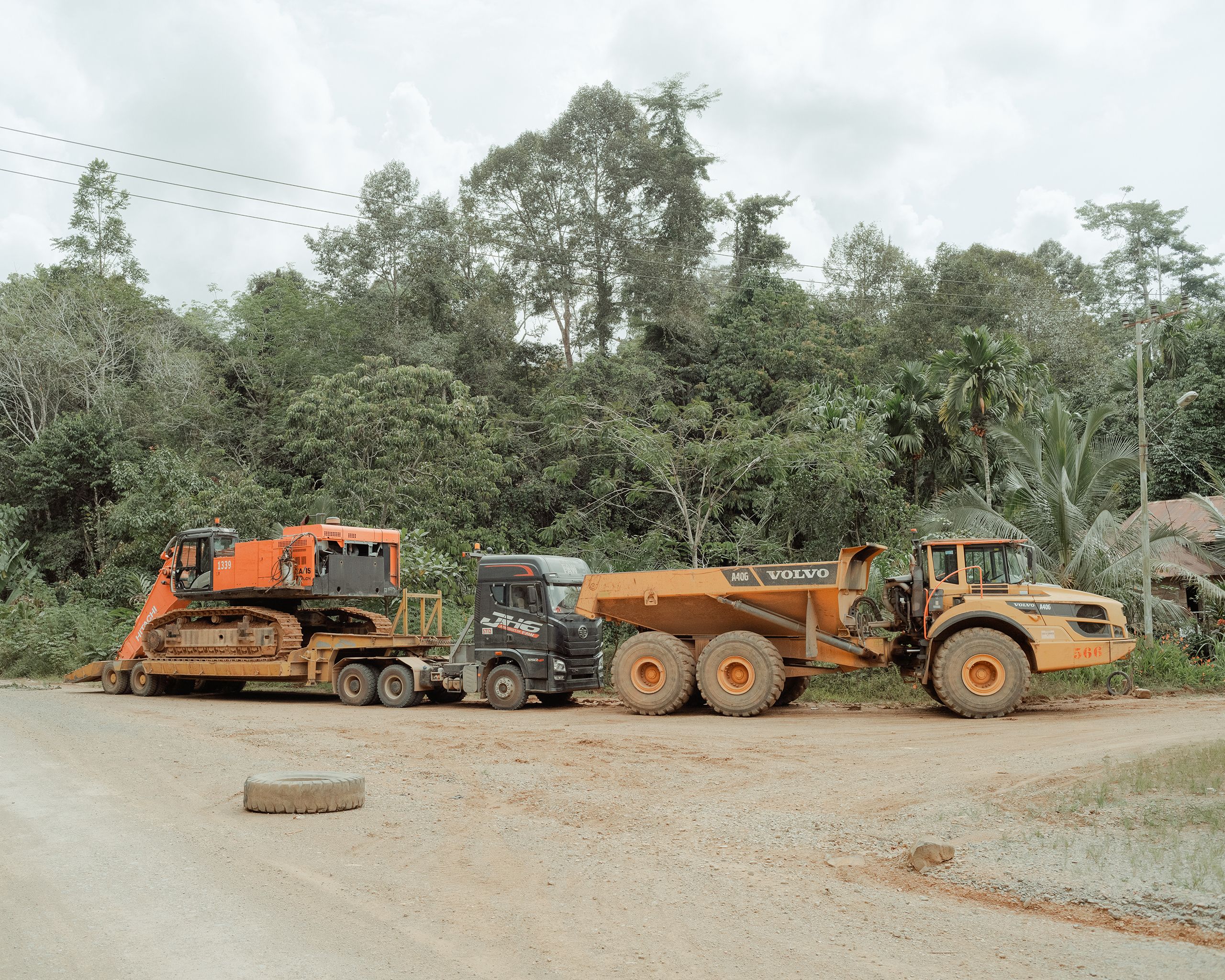 An den Strassenrändern ist die schwere Maschinerie von Borneo Prima allgegenwärtig.