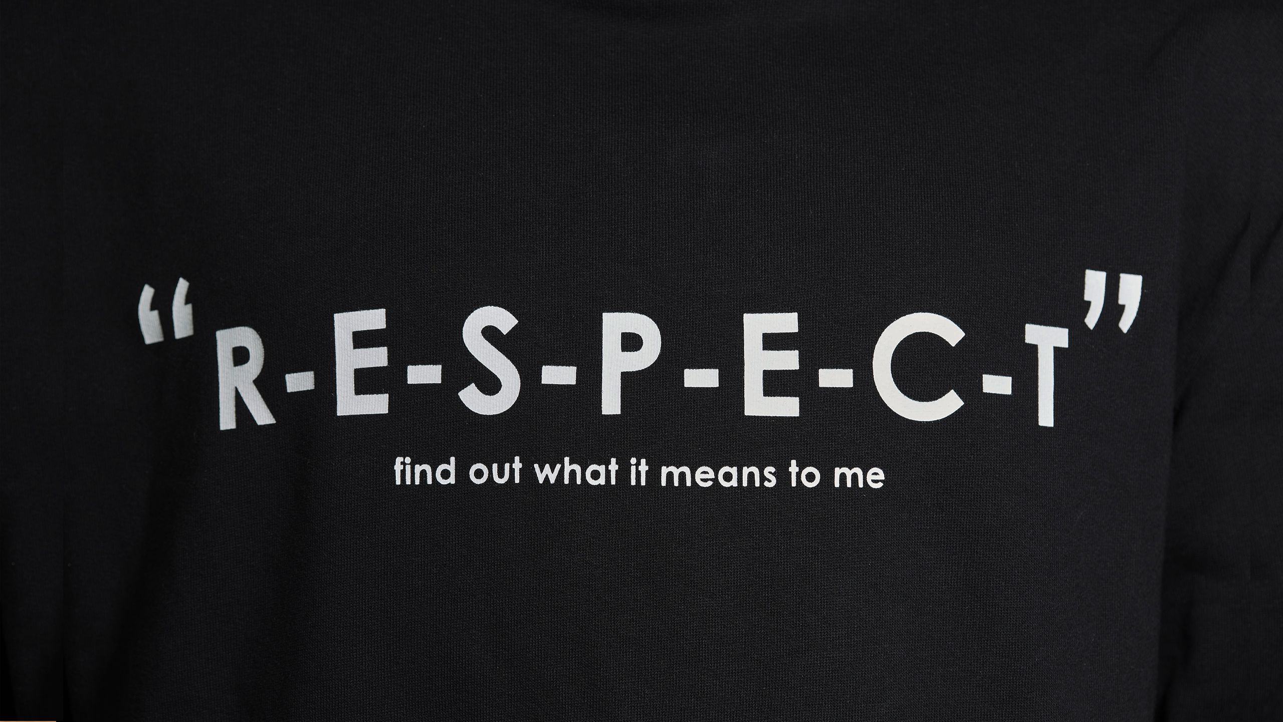 Foto des Slogans "Respect" auf dem Hoody